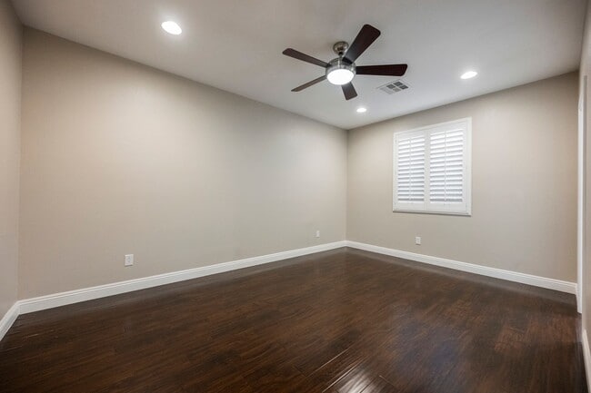 Building Photo - Single Story w/ duel primary suites gated ...