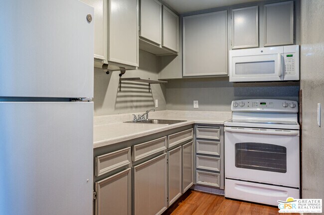 Building Photo - 550 N Villa Ct