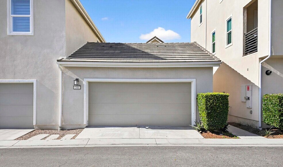 Building Photo - 346 Chorus