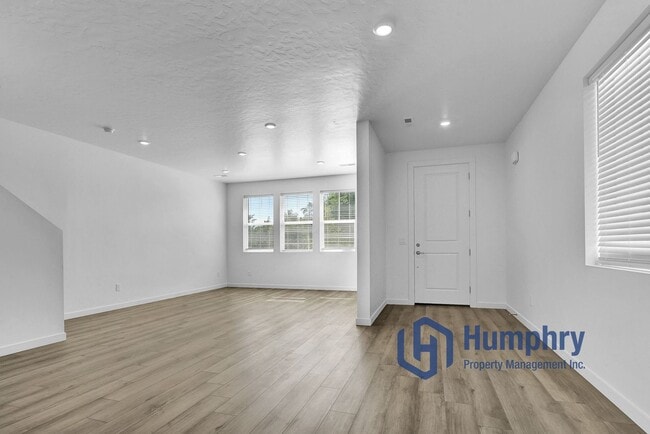 Building Photo - Newer Home in Desirable Eagle