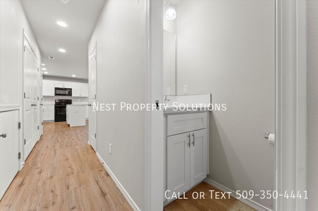 Building Photo - 3 Bed, 2.5 Bath Duplex, WSG included