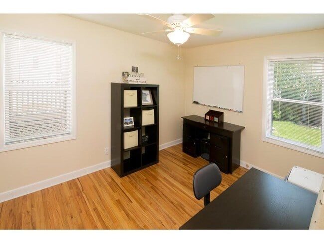 Building Photo - Upgraded 3 Bedroom Home Conveniently Locat...