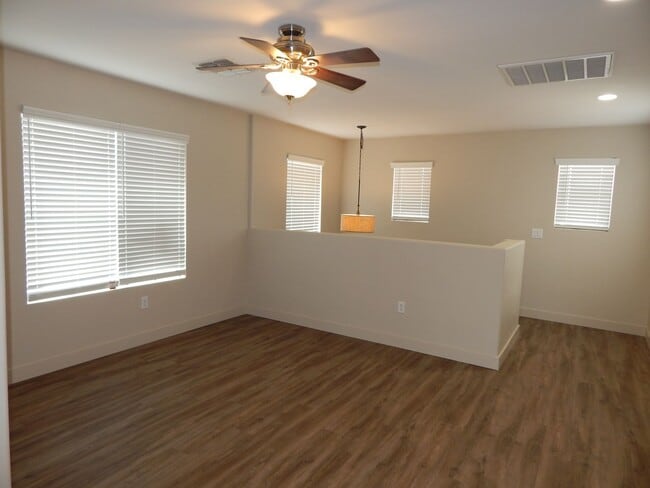Building Photo - 2 Bedrooms - 2.5 bathrooms - Large Loft Area