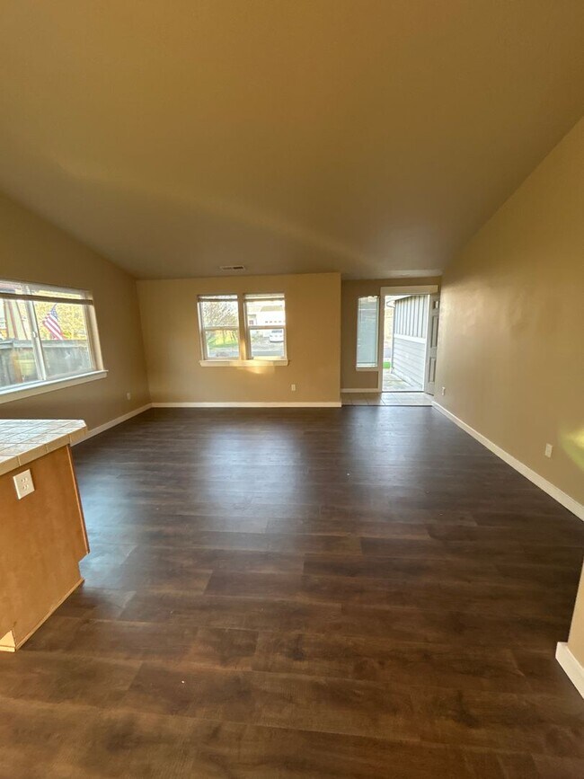 Building Photo - Single Level 3 Bedroom / 2 Bath Home in Albany ~ Don't Delay Apply Today!