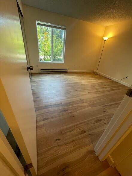 Building Photo - 650 SW Meadow Dr