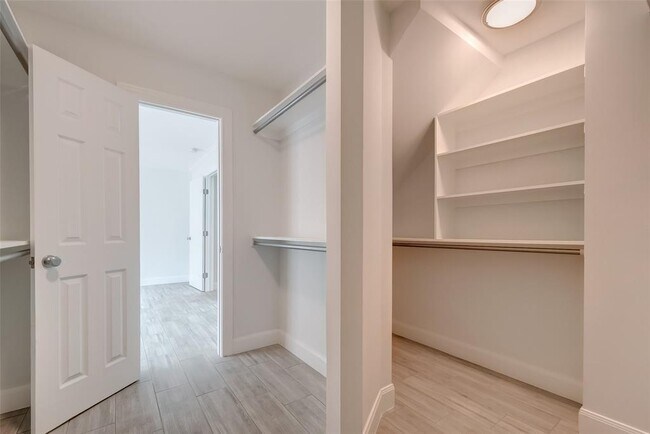 Building Photo - 818 Silvergate Dr