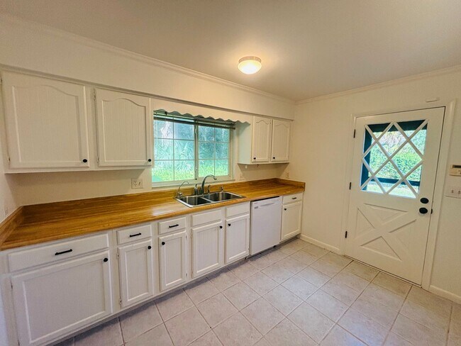 Building Photo - Forest of Golden Hills 3/2/2 ***Hidden Gem***