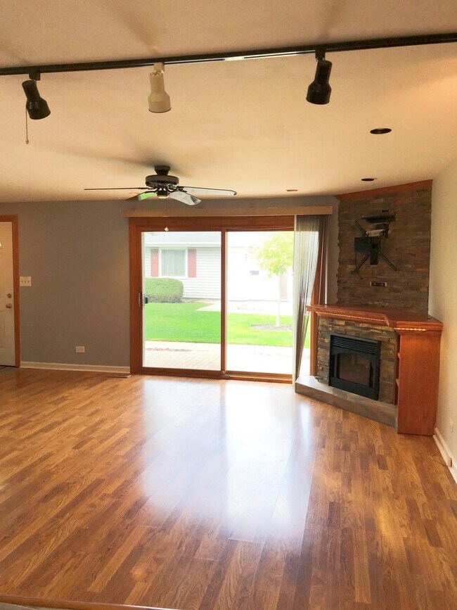 Building Photo - 923 Sagamore Dr