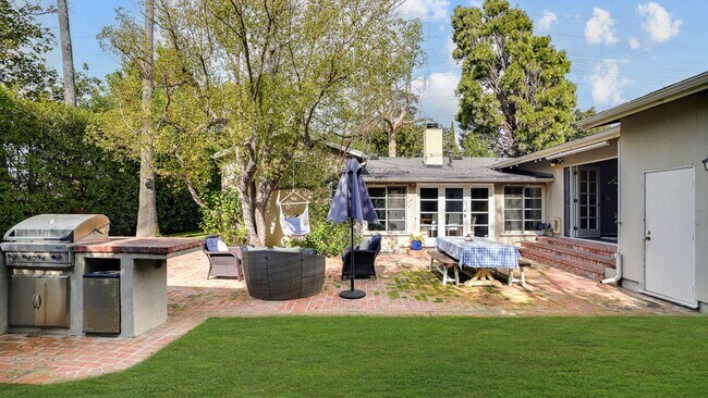 Building Photo - FALL IN LOVE with Ranch Style Living!