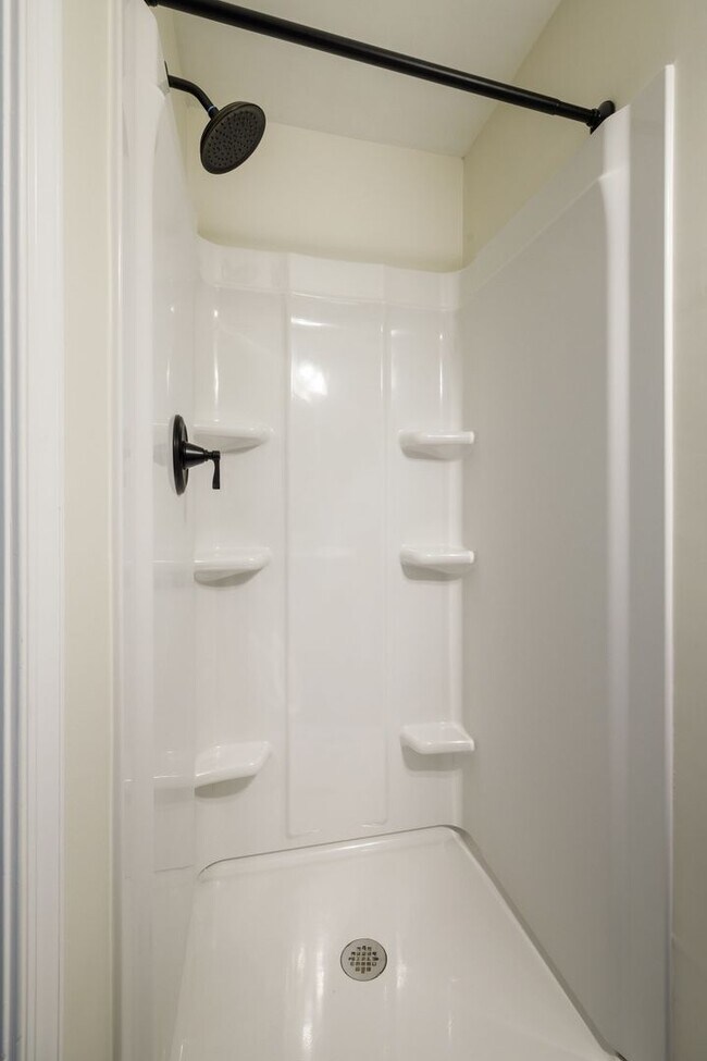 Building Photo - Beautiful 2 Bedroom Corner Lot of Park Ave! ***Available Late June 2026***