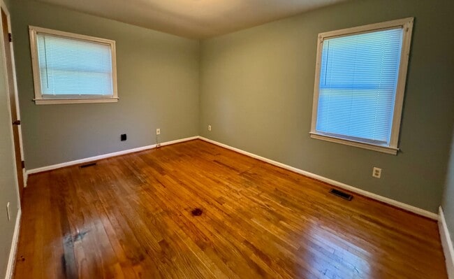 Building Photo - Move-in Ready!