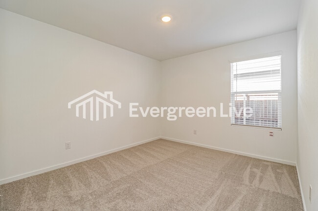 Building Photo - 245 Sycamore Pl