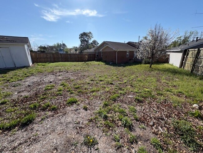 Building Photo - 3909 Almon Dr