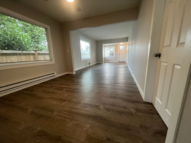 Building Photo - Beautiful Updated 2 Bedroom Rambler in Tac...