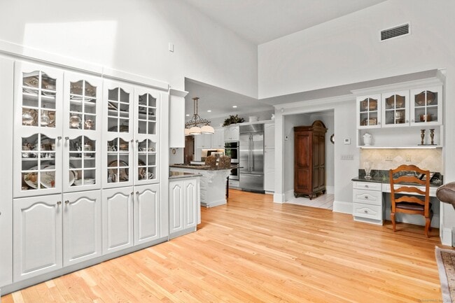 Building Photo - 376 Westover Rd