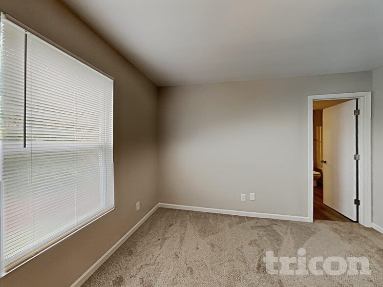 Building Photo - 7242 Fox Point Dr