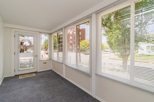 Building Photo - Spacious 3 bedroom home close to Downtown ...