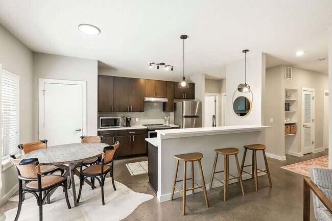 Building Photo - 2505 Thornton Rd