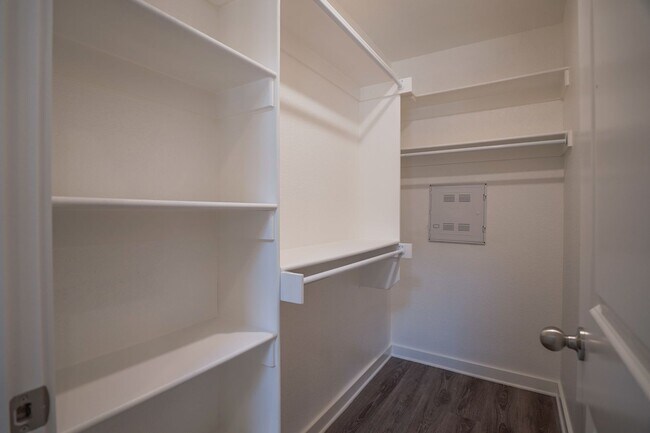 Building Photo - 2 Bed 2 Bath Cottage!