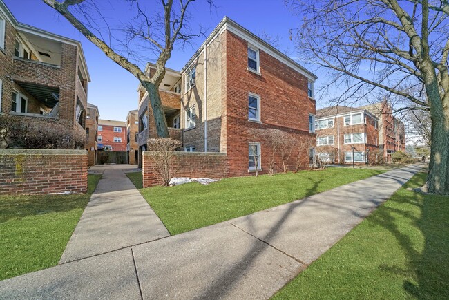 Building Photo - Spacious 1 Bed Apartment in Great Evanston...