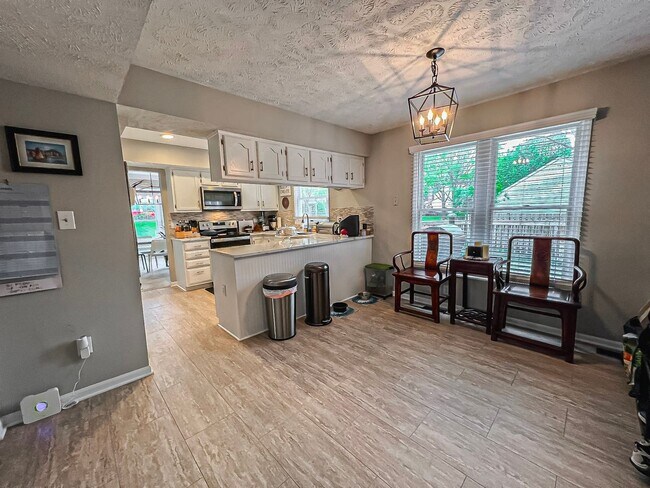 Building Photo - Beautiful and Spacious 4 Bedroom 2.5 Bathroom Home Sitting on Extensive Lot In Desired Xanadu Est...