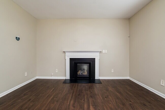 Building Photo - 610 Crosstie St