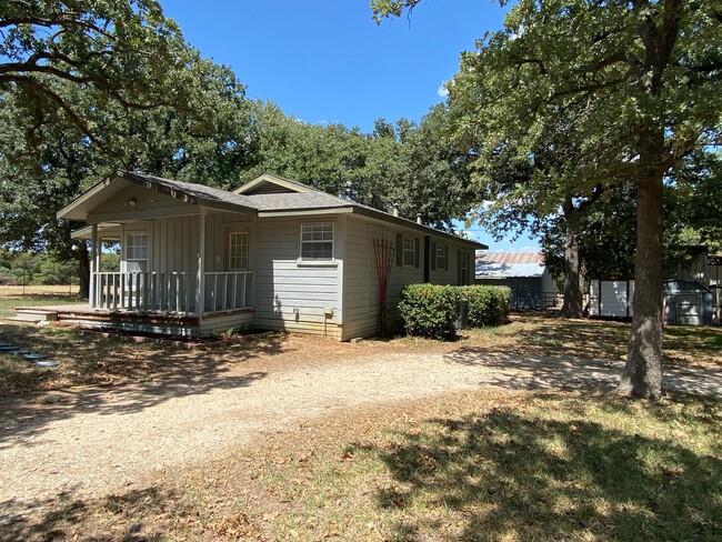 Building Photo - Two Bedroom One Bathroom Farm House.