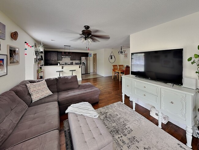 Building Photo - Cook, Entertain, Relax—Welcome Home to Westcliff!