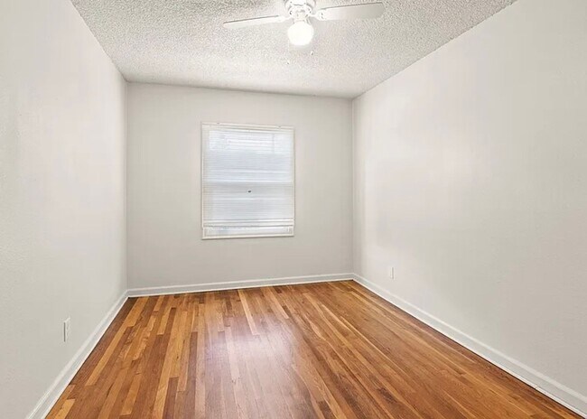 Building Photo - $500 Move-In Bonus – Modern One Bedroom in Overlook