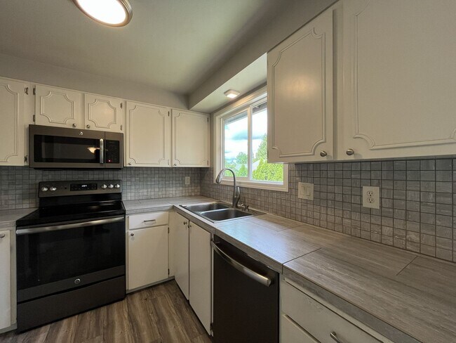 Building Photo - Spacious Milwaukie Home with Bonus Room, Large Fenced Yard and Shed/Workshop