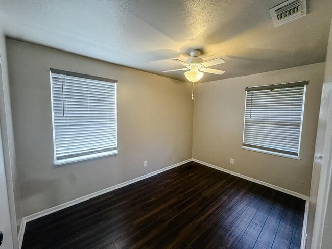 Building Photo - 305 Larkspur St