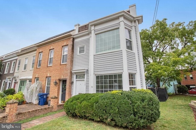 Building Photo - 1427 Powhatan St