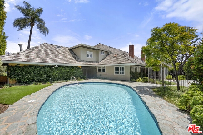 Building Photo - 717 Alta Dr