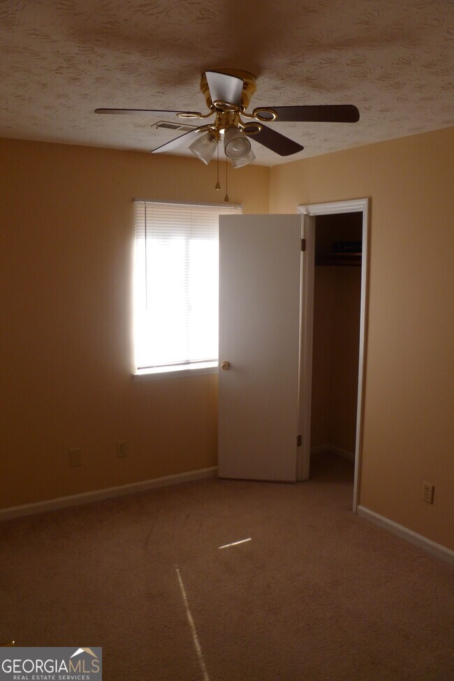Building Photo - 6627 Bent Creek Dr
