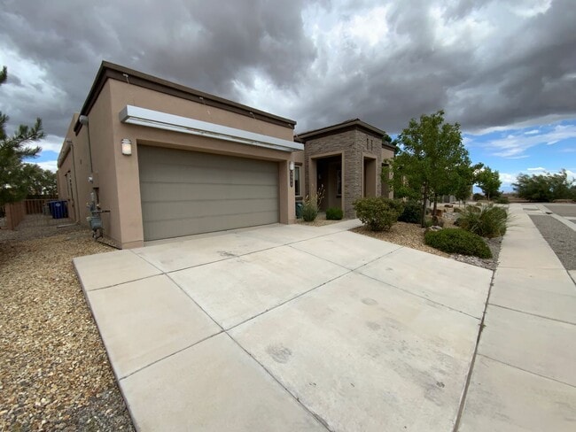 Building Photo - 3 Bedroom & An Office Luxury Home Availabl...