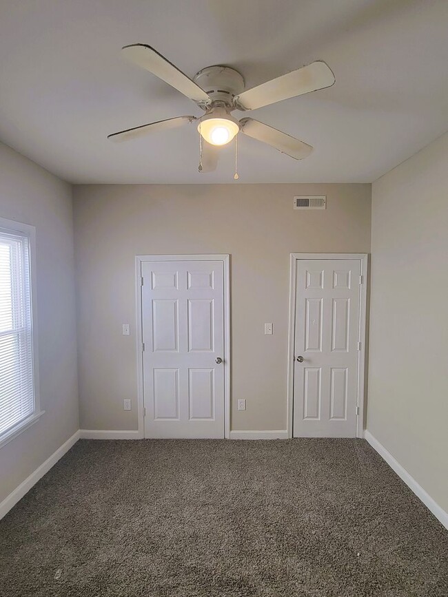Building Photo - Remodeled rowhouse in Manchester