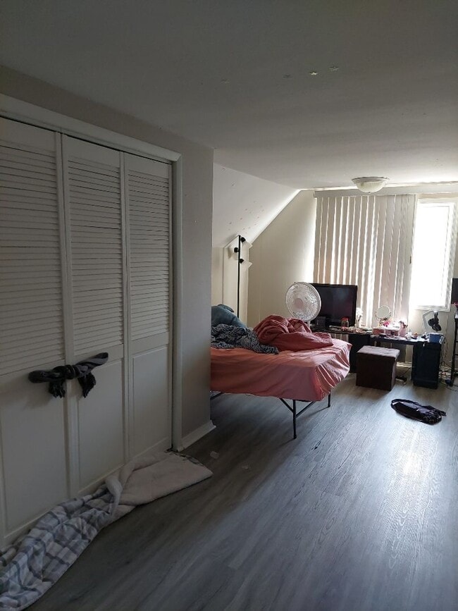 Building Photo - 2 Bedroom Home - Open August 1st!