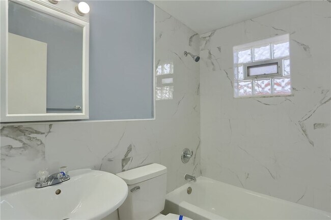 Building Photo - 436 Brierly Ln