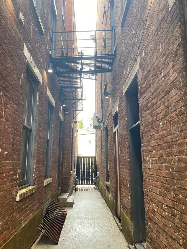 Building Photo - 207 W McMicken Ave