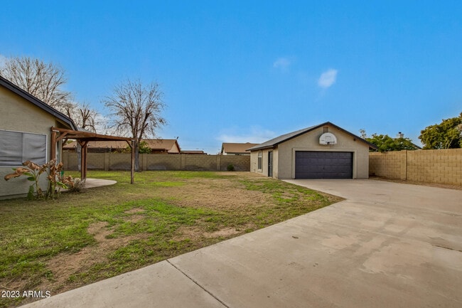 Building Photo - 8844 W Cavalier Dr