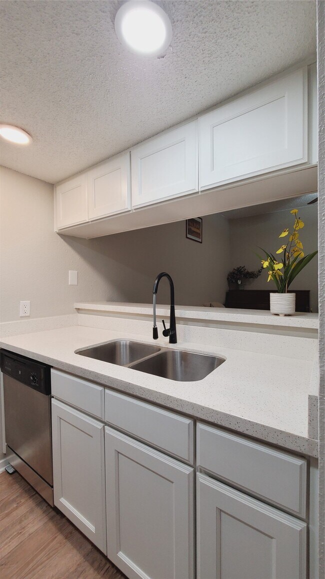 Building Photo - 3768 Tanglewilde St