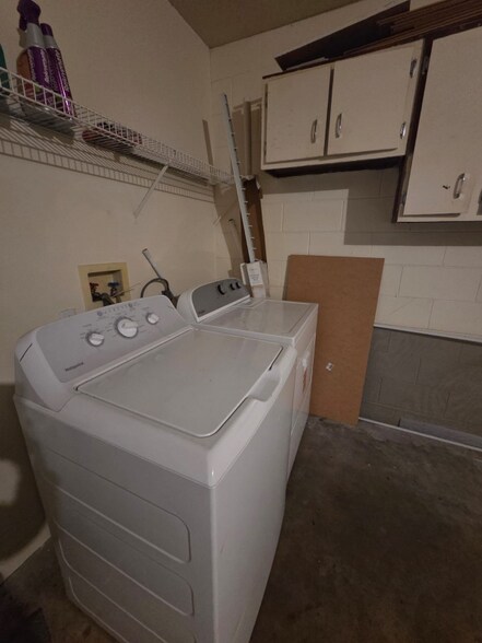 Building Photo - 1916 Windsor Oak Dr