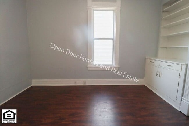 Building Photo - 927 Nuttman Ave