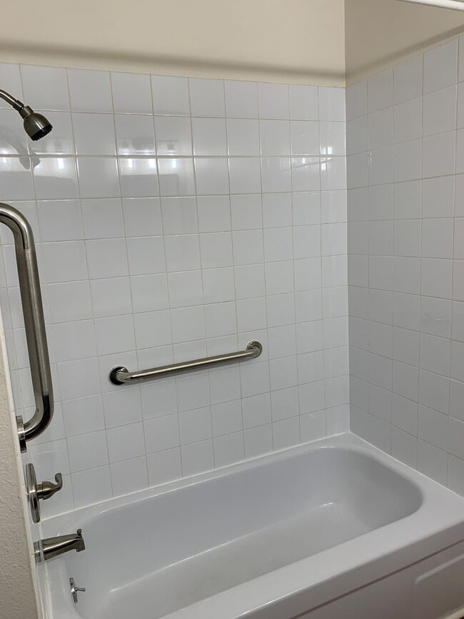 Building Photo - AVAILABLE NOW!! West side - 2 Bdrm, 1 Bath