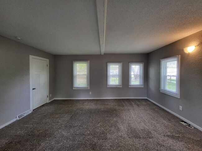 Primary Photo - 1 Bedroom home with garage!