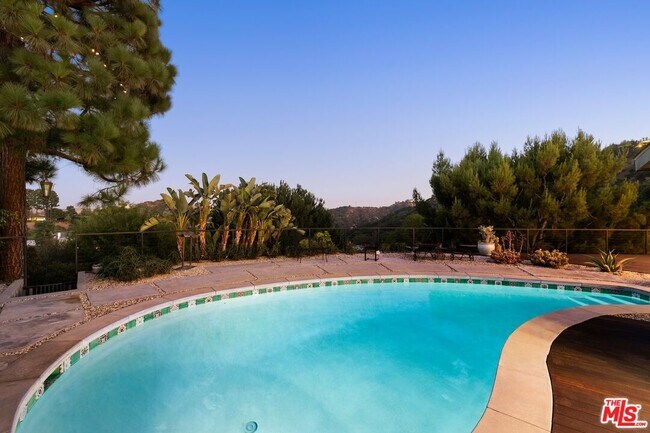 Building Photo - 2652 Byron Pl