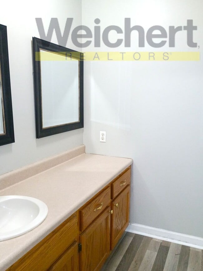 Building Photo - Spacious 3 bedroom home with attached garage