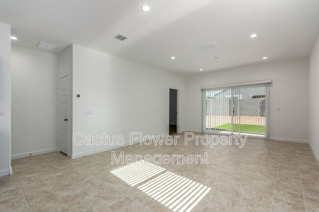 Building Photo - 2037 W Shelly Ave