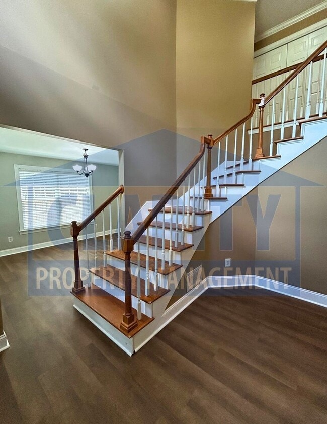 Building Photo - Beautiful three bedroom home in North Clev...