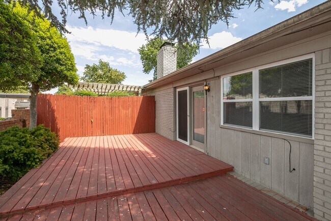 Building Photo - 3 Bed | 2 Bath Duplex in Central Tulsa!